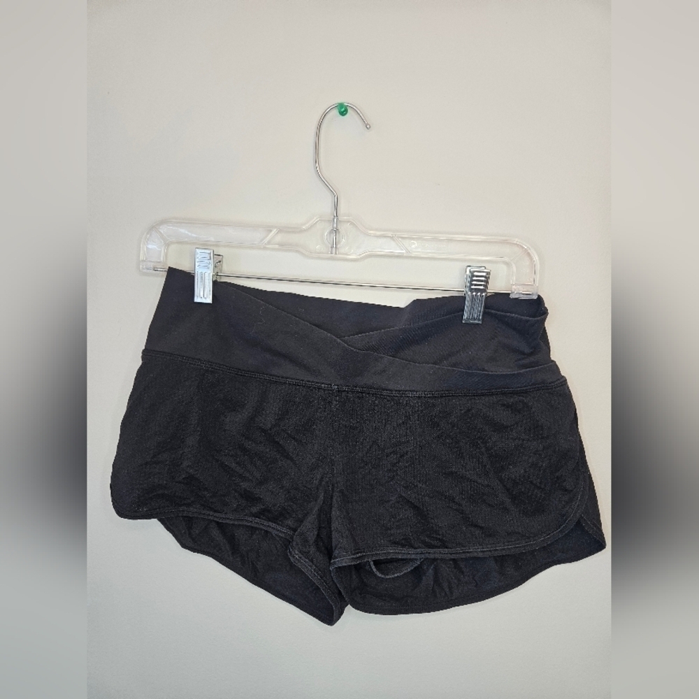 Lululemon Crossover Waist Short. Black. Measurements in Pictures